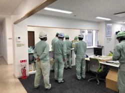 出動準備の様子（白ヘルメットが当社社員）